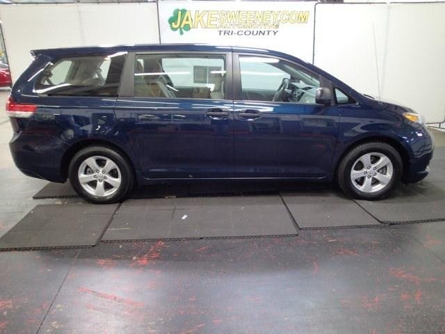 Toyota Sienna 2011 photo 2