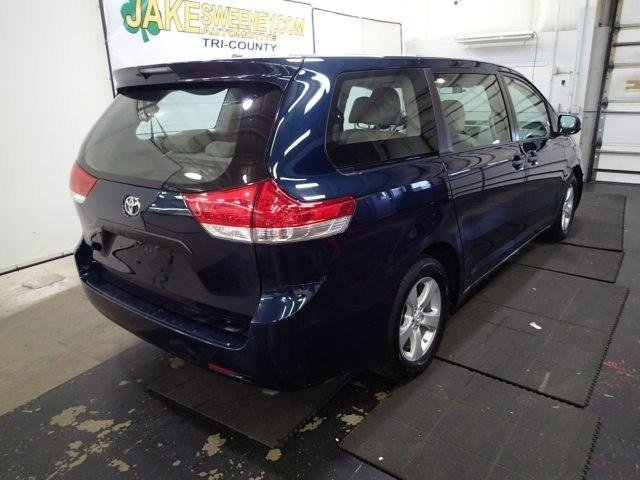 Toyota Sienna 2011 photo 3