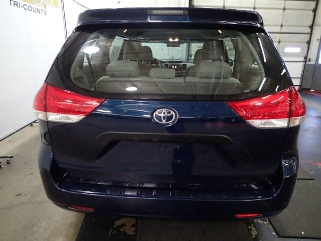 Toyota Sienna 2011 photo 4