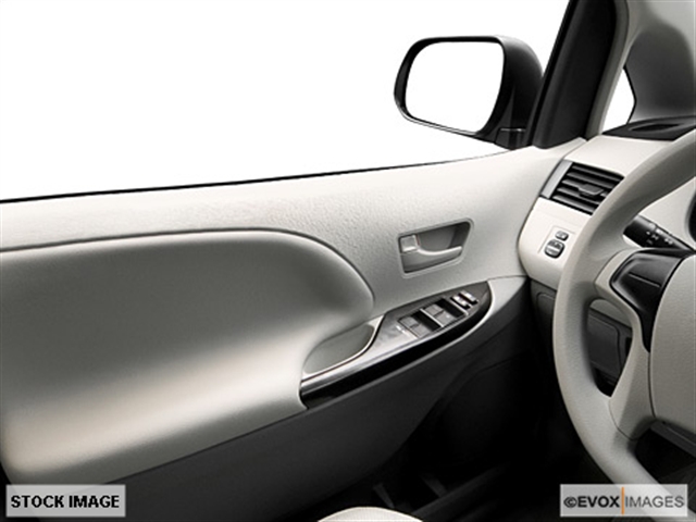 Toyota Sienna 2011 photo 4