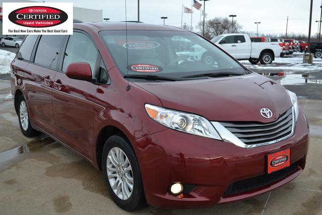 Toyota Sienna 2011 photo 1