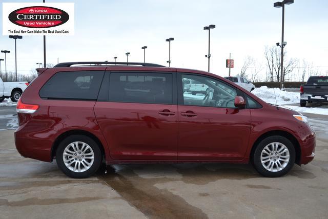 Toyota Sienna 2011 photo 2