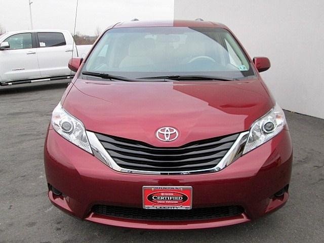 Toyota Sienna 2011 photo 1