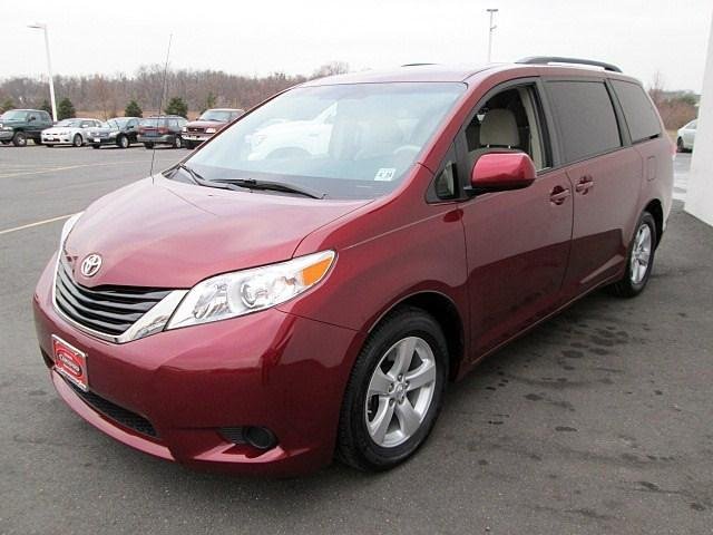 Toyota Sienna 2011 photo 2