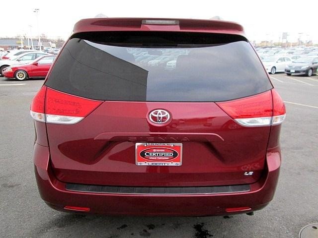 Toyota Sienna 2011 photo 3