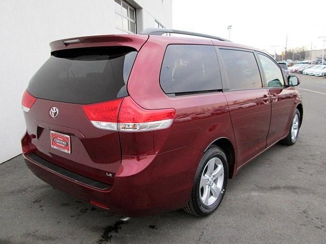 Toyota Sienna 2011 photo 4
