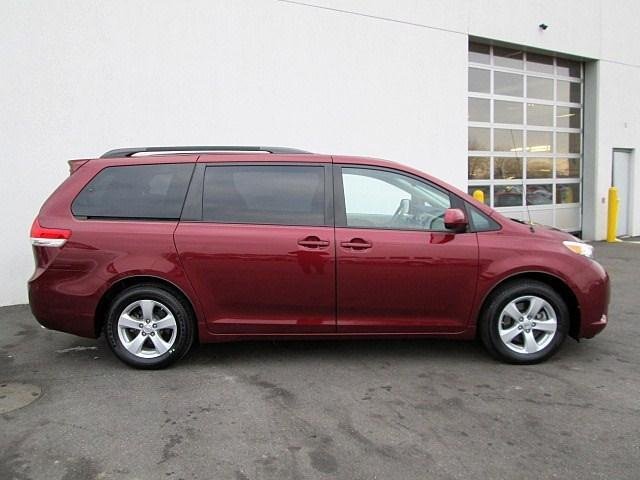 Toyota Sienna 2011 photo 5