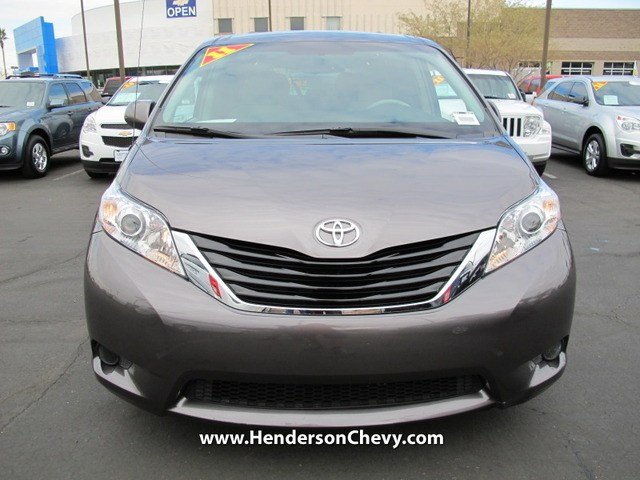 Toyota Sienna 2011 photo 1
