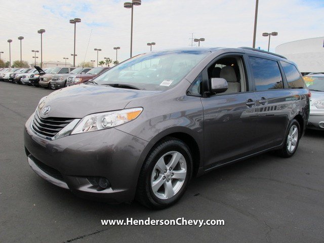 Toyota Sienna 2011 photo 2