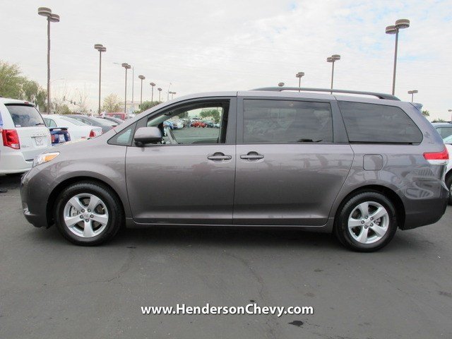 Toyota Sienna 2011 photo 3