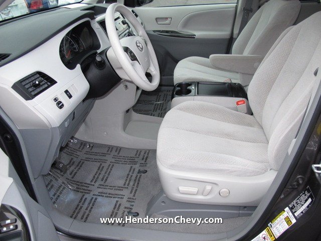 Toyota Sienna 2011 photo 4