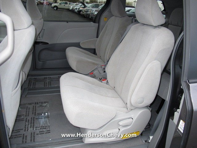 Toyota Sienna 2011 photo 5