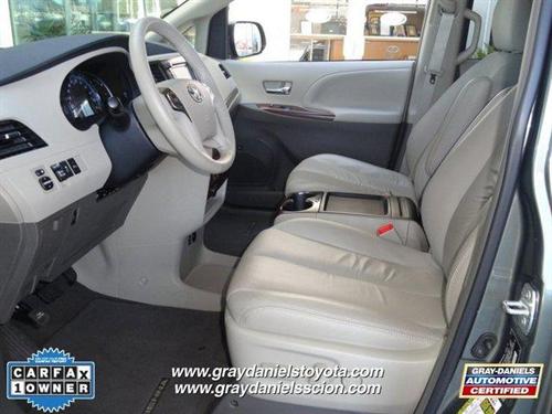 Toyota Sienna 2011 photo 2