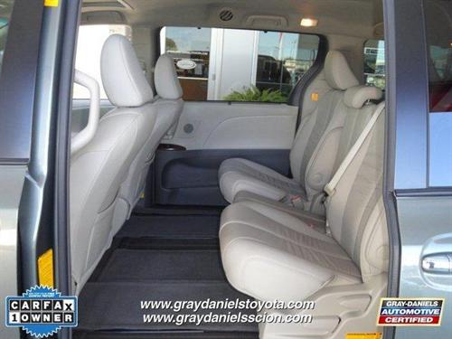 Toyota Sienna 2011 photo 3