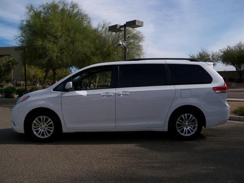 Toyota Sienna 2011 photo 1