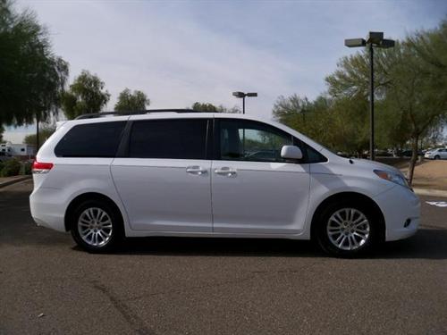 Toyota Sienna 2011 photo 3