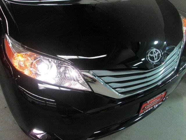 Toyota Sienna 2011 photo 2