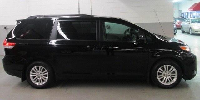Toyota Sienna 2011 photo 3