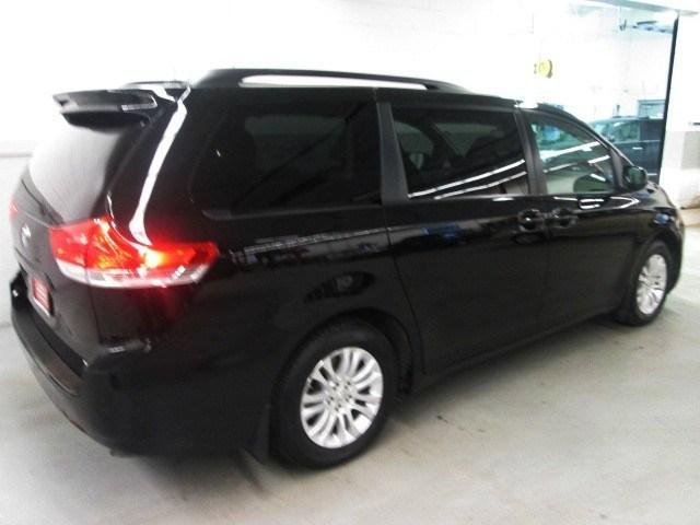 Toyota Sienna 2011 photo 4