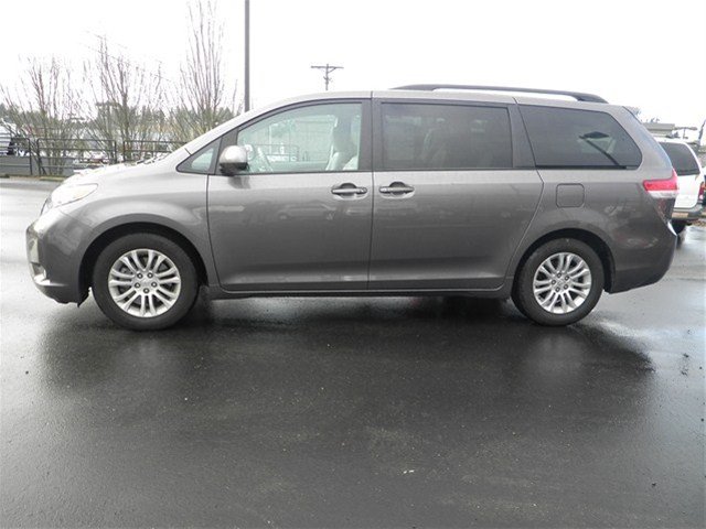 Toyota Sienna 2011 photo 1