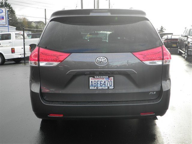 Toyota Sienna 2011 photo 3
