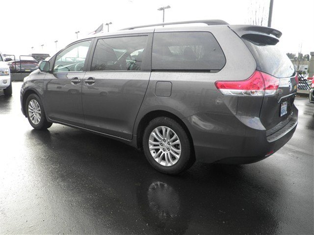 Toyota Sienna 2011 photo 2