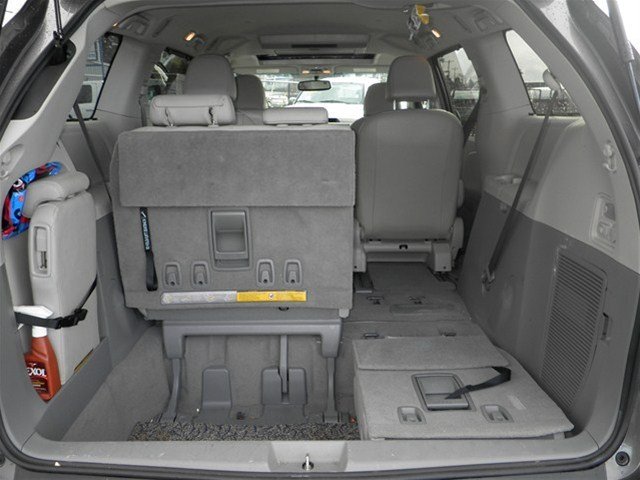 Toyota Sienna 2011 photo 4