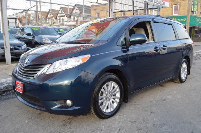 Toyota Sienna 2011 photo 1