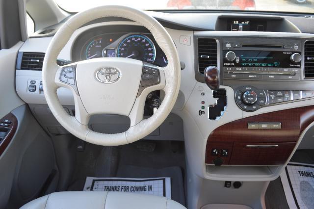 Toyota Sienna 2011 photo 2