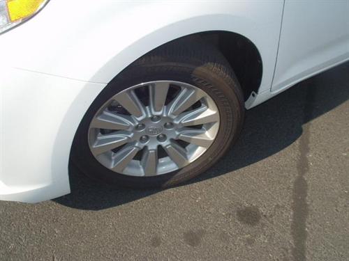 Toyota Sienna 2011 photo 1