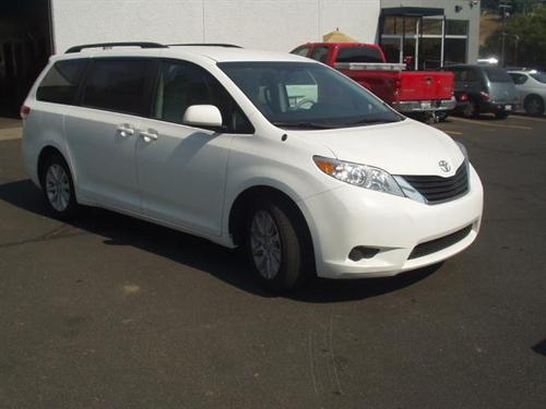 Toyota Sienna 2011 photo 2
