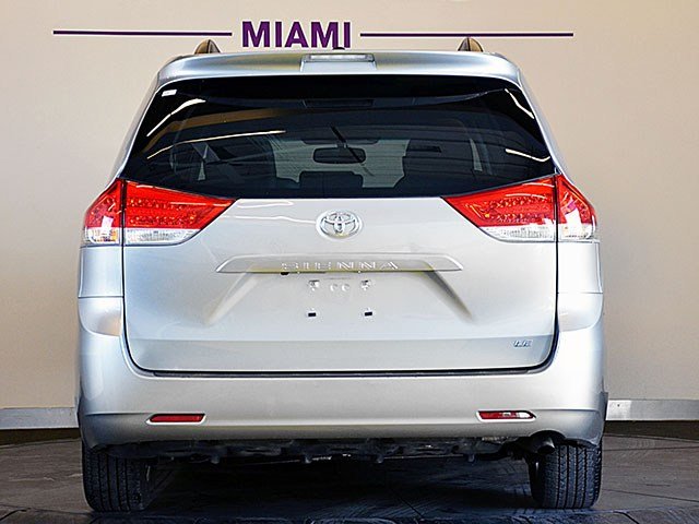 Toyota Sienna 2011 photo 4