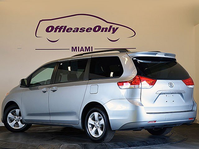 Toyota Sienna 2011 photo 3