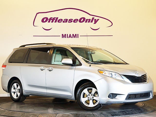 Toyota Sienna 2011 photo 2