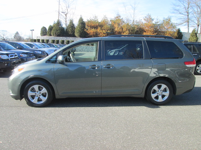 Toyota Sienna 2011 photo 1