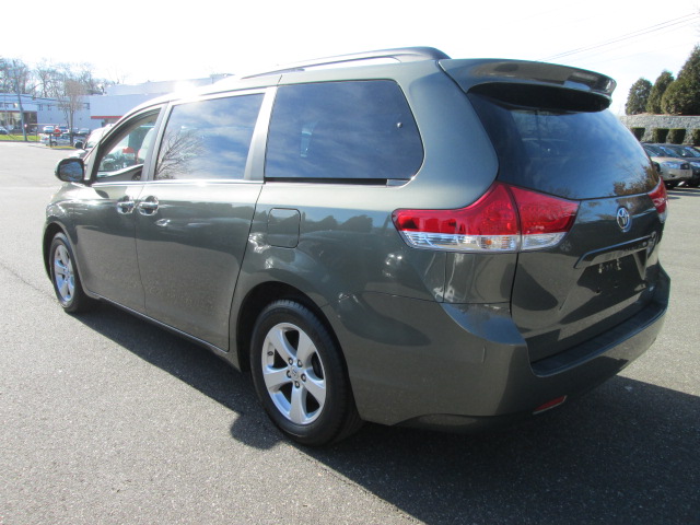 Toyota Sienna 2011 photo 2