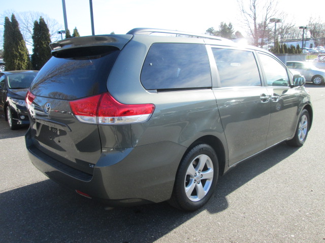 Toyota Sienna 2011 photo 3