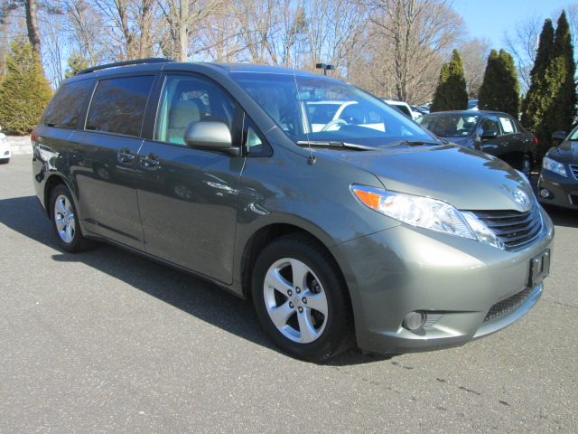 Toyota Sienna 2011 photo 4