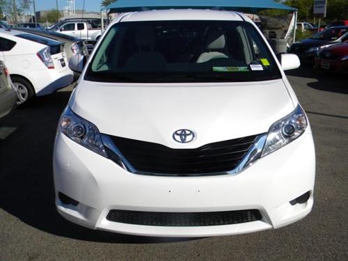 Toyota Sienna 2011 photo 1