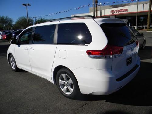 Toyota Sienna 2011 photo 2