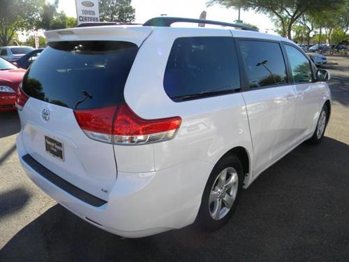 Toyota Sienna 2011 photo 3