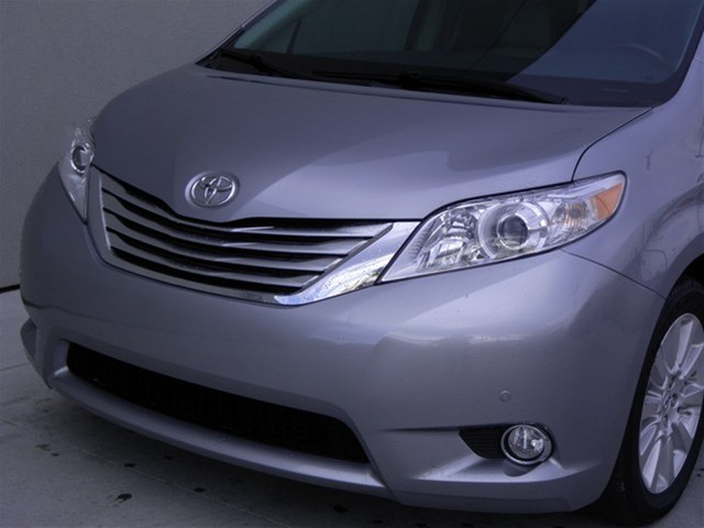 Toyota Sienna 2011 photo 1