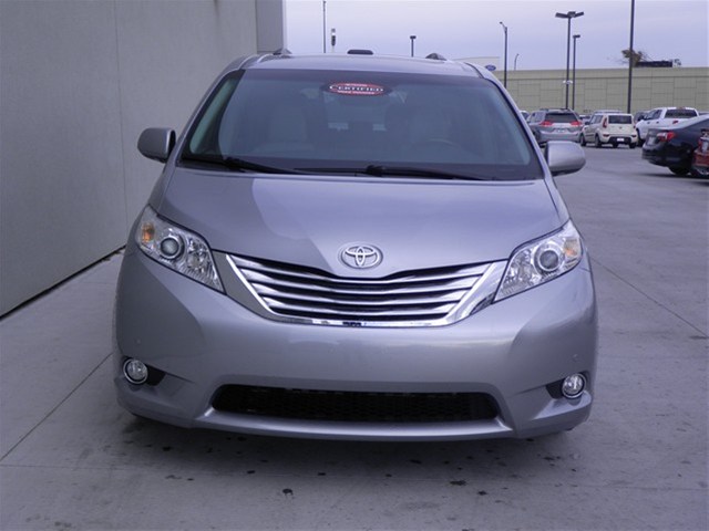 Toyota Sienna 2011 photo 2