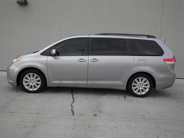 Toyota Sienna 2011 photo 3