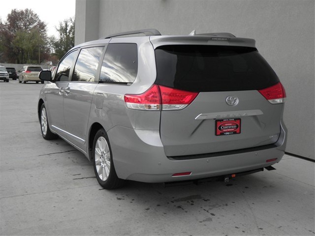 Toyota Sienna 2011 photo 4