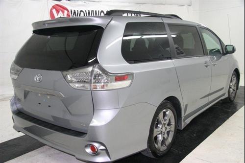 Toyota Sienna 2011 photo 4