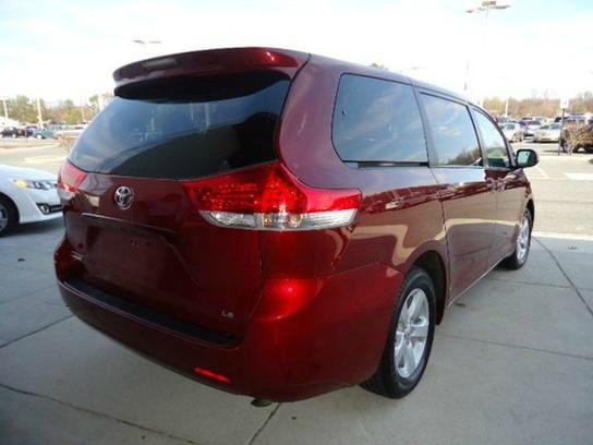 Toyota Sienna 2011 photo 2