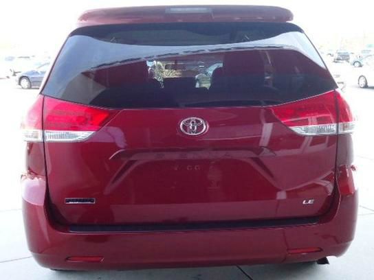 Toyota Sienna 2011 photo 3