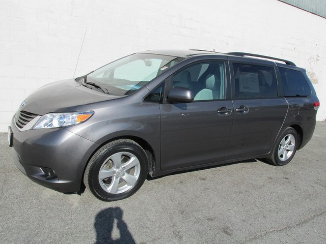 Toyota Sienna 2011 photo 1