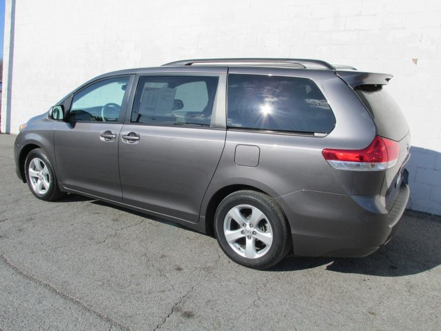 Toyota Sienna 2011 photo 2